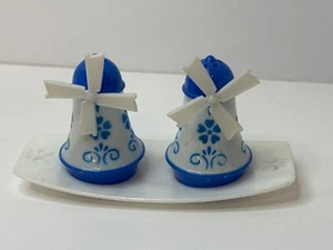 Set 3 pezzi shaker sale e pepe mulino a vento olandese vintage Delft plastica SP18 - Foto 1 di 11
