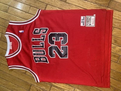 VNTG 100% Authentic Michael Jordan Mitchell Ness 97 98 Bulls Jersey Size 40M - Image 1 of 4