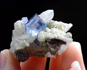 Esemplare minerale cristallo fluorite viola porcellana blu e bianca naturale 28 g - Foto 1 di 9