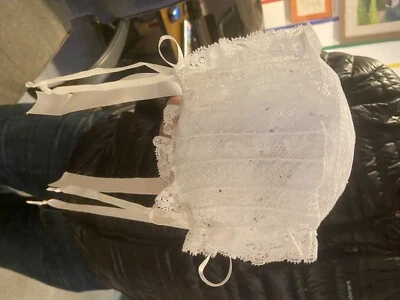 Gorro bebé encaje hecho a mano  Foto 1 de 4