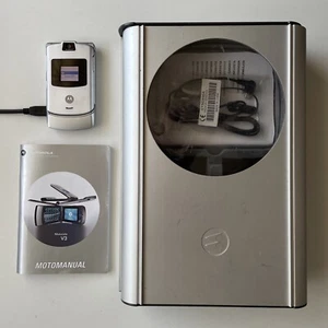 MOTOROLA Silver RAZR V3 Ultra Slim Flip Mobile Phone. BOXED (2004) Metal Body - Picture 1 of 15