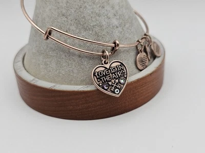 Pulsera Alex & Ani Love Is In The Air Crystal Heart ❤️ Oro Rosa 🌹 Dije ✨️  Foto 1 de 4