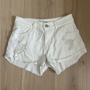 Guess White Denim Cut Off Shorts - Size 26 - Picture 1 of 6