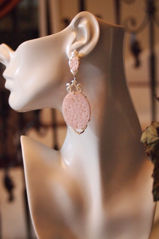 Hermosos pendientes de ónix rosa pétalo tallado a mano con poste de plata de ley .925 Foto 1 de 4