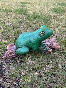 Green Tree Frog On A Log  Animal Concrete Cement Garden Statue Australian Made - Picture 1 of 6
