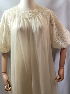 Vanity Fair Morgenmantel Peignoir S Nylon beige Morgenmantel Blumen Spitze kurz 32 - Bild 1 von 9
