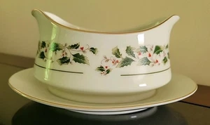 Vintage Caldors Porcelain Ware Fine China Gravy Boat & Saucer Holly Berry EUC - Picture 1 of 14