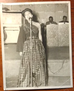 Billie Holiday Singing ~ Rare Original 1940's 8x10 Sepia Photograph - Picture 1 of 2