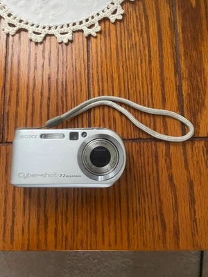 SONY CYBERSHOT DSC-P200 Digital Camera 7.2MP 3x Optical Zoom  FREE SHIPPING !!! - Image 1 of 2
