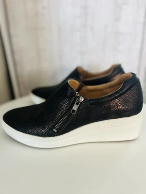 Zapatilla deportiva para mujer Naturalizer cuña tenis marrón oscuro/cobre estampado serpiente 8W Foto 1 de 4