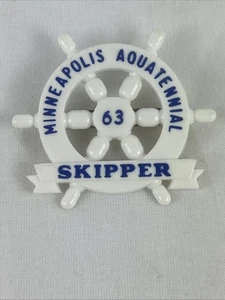 "Pin de patrón Minneapolis Aquatennial rueda náutica 2"" plástico blanco pinback" - Imagen 1 de 2