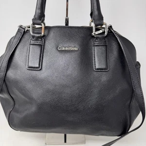 Calvin Klein Doktortasche Umhängetasche Damen schwarz Saffiano Leder Nietenfüße - Bild 1 von 9