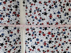 JoAnn Stoffe kleine rote und blaue Sterne auf weiß - Bild 1 von 2