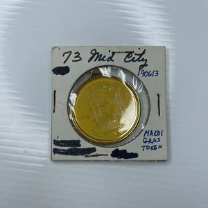 F De Colección Insignia Esmaltada Moneda Recuerdo 73 Mid City Krewe NC Saludos Hombre Mundo - Imagen 1 de 5