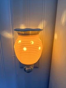 Scalda torta luce notturna Scentsy Groovy Bianco Eccellente! - Foto 1 di 10