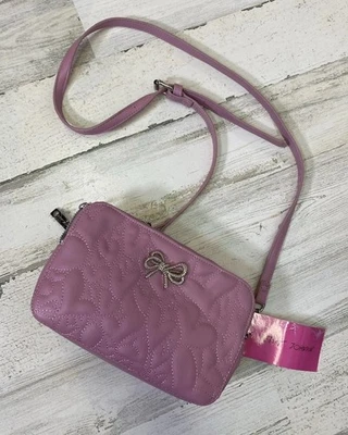 Nuevo con etiquetas Bolso de Mano Pequeño Betsey Johnson Bandolera Xoanne Rosa Malva Acolchado Corazones Foto 1 de 4