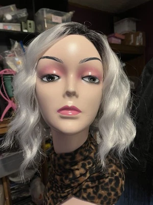 Peluca Corta Sintética 11" Ombre Nueva Con Etiquetas Blanco Ondulado Negro Raíces Gorra Ajustable #1591 Foto 1 de 4