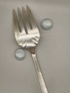 Lovely Oneida Medium Solid Cold Meat Serving Fork - Damask Rose - Sterling 1946 - Picture 1 of 6