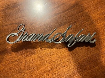 Pontiac Grand Safari emblema vintage años 70 (7,5") pieza de metal cromado Foto 1 de 4