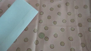 Tessuto di cotone vintage PUNTI MARRONI SU ROSA PESCA larghezza 1 yd/45" - Foto 1 di 2