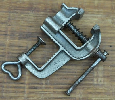 Миниатюрный чугунный зажим для ювелира оружейника машиниста на скамейке тиски диапазон 5/8 дюйма FO - Изображение 1 из 4