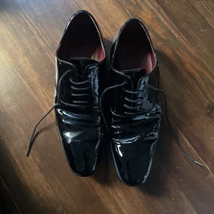 Scarpe uomo Hugo Boss formali in pelle taglia 7 Made in Italy vernice nera - Foto 1 di 6