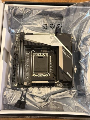 Placa madre Intel GIGABYTE Z690I AORUS Ultra LITE LGA 1700 Foto 1 de 4