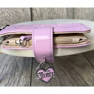 Portafoglio Juicy Couture Rosa con Charm Cuore – Elegante Portafoglio Compatto con Zip - Foto 1 di 5