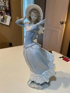 VINTAGE ORIGINAL LLADRO #4936 *SPRING BREEZE* WOMAN HOLDING HAT IN WIND No Box - Picture 1 of 5