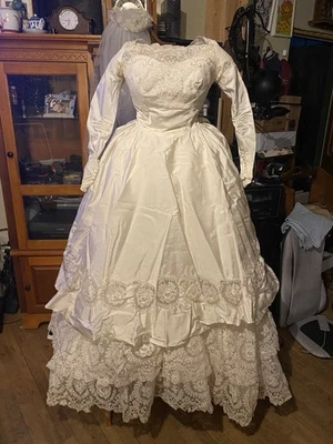 Vestido de novia clásico, vintage, con velo perfectamente conservado Foto 1 de 4