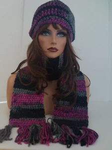 ROSA SCHWARZ HANDGEHÄKELT MÜTZE UND SCHAL SET HANDGEFERTIGT BEANIE CLOCHE BOHO TAM MÜTZE - Bild 1 von 7