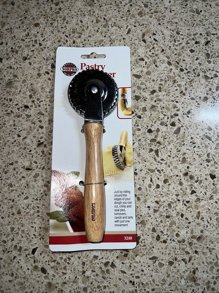 Crimpadora de pastelería Norpro - Raviolis pasta bordeadora cortadora rueda torta de rotación Foto 1 de 1