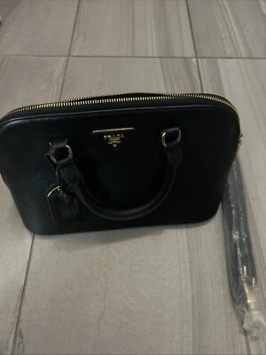 Bolso de mano Prada saffiano lux en negro oscuro, excelente estado, apenas usado Foto 1 de 4