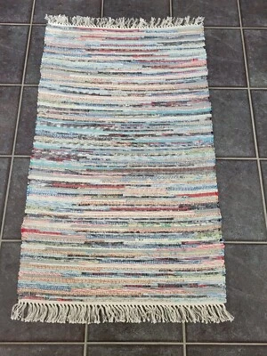 Alfombra de trapo estilo rústico tejida telar ligera multicolor Foto 1 de 4