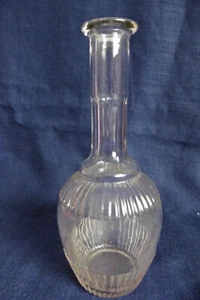 JOLIE PETITE CARAFE ANCIENNE EN VERRE MOULÉ À FACETTES Hauteur 21 cm -bon état - Imagen 1 de 4