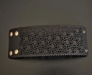 RAISON d'ETRE breites schwarzes dickes Lederarmband mit Blumenmuster und 4 Druckknöpfen  - Bild 1 von 9
