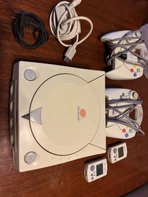 SEGA Dreamcast Console White 2 Controllers 2 VMUs 4 Controller Ports