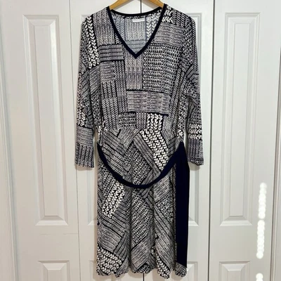 Vestido Susan Graver Feminino Tamanho 2X Cinto Malha Líquida Decote V Joelho Preto Branco - Imagem 1 de 4