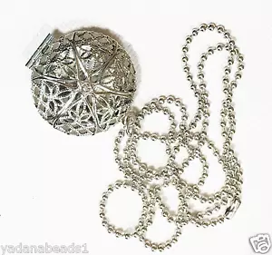 Antiguo medallón redondo plano de filigrana de plata con cadena de bola de hierro - Imagen 1 de 1
