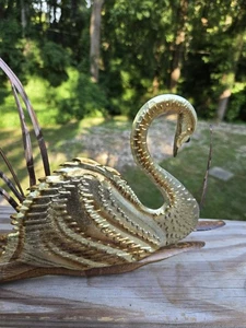 Arte de pared vintage de cisne de latón y cobre de mediados de siglo con colas de gato sobre base de madera   - Imagen 1 de 10