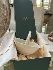 LENOX ELFENBEIN PORZELLAN SÜSSIGKEITEN ODER NUSSSCHALE MIT GRIFF.  "Made in USA ""Special" - Bild 1 von 9