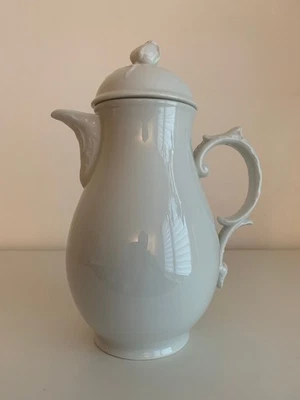 Alt Fürstenberg Porzellan Kaffeekanne in weiß mit verziertem Deckel - Bild 1 von 3