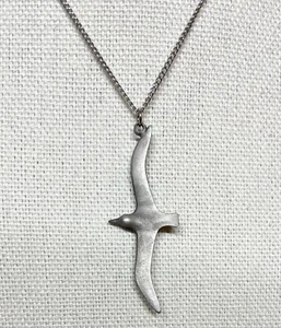 ZINN ANHÄNGER AN KETTE, HALSKETTE -18" KETTE- ELEGANTE MÖWE, FLIEGENDER VOGEL - Bild 1 von 4