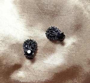 1950's clip earrings 1 inch Black rhinestone & metal goth style - Picture 1 of 4