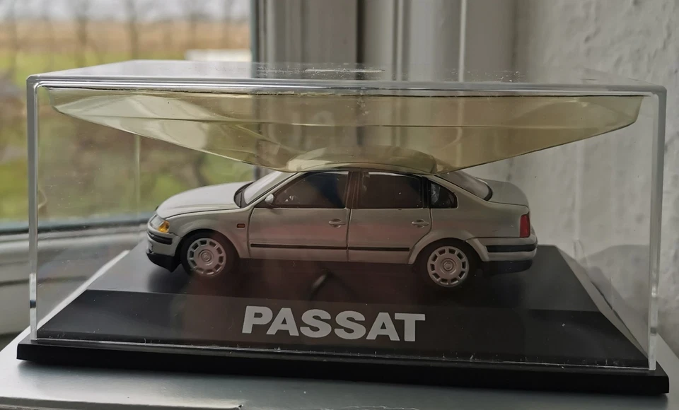 Modellauto 1:43, VW Passat, silber, Schuco, Kostenloser Versand - Bild 1 von 1