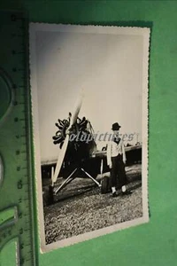 Great old photo - man posing with plane - model?? 1930s-40s?? - Picture 1 of 1