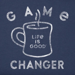 Camiseta trituradora Life Is Good Game Changer taza caliente café azul oscuro SS para hombre nueva con etiquetas - Imagen 1 de 3