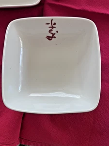 Zwei quadratische Schalen, mit asiatischen Buchstaben. 2 1/2" Vierkant. - Bild 1 von 3