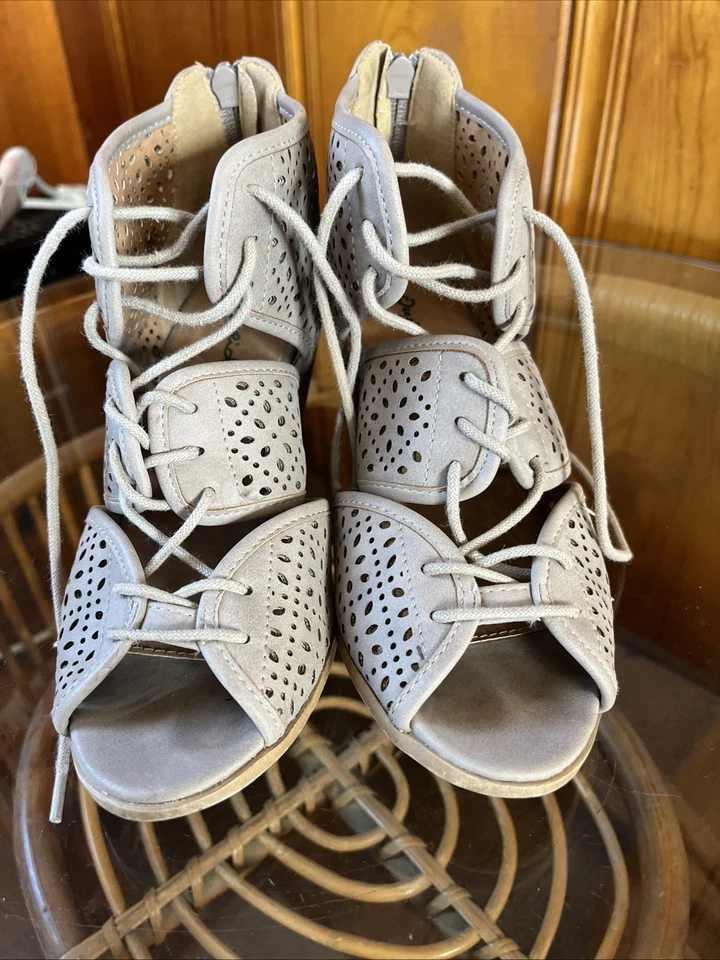 Sandálias anabela de couro bege Jeffrey Campbell com fecho de renda/zip tamanho 5,5 - Imagem 1 de 4