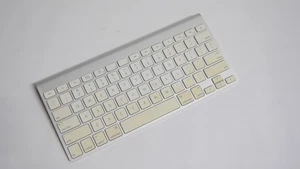 Apple A1314 Tastiera Wireless Bluetooth per ricambi o riparazione - Foto 1 di 4